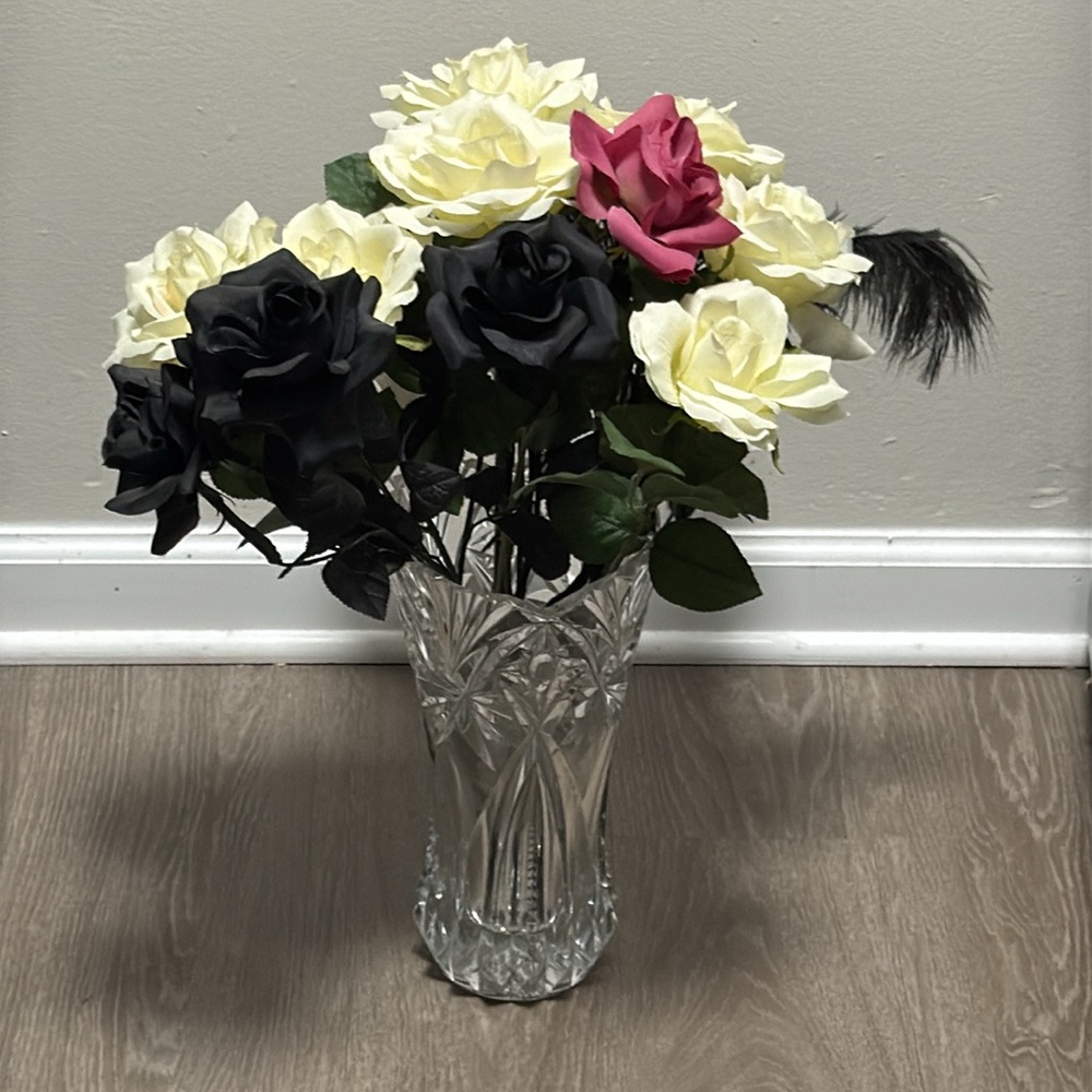 Elegant Floral Arrangement  Black,White, Pink 11 branches of Roses